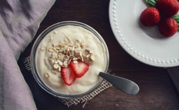 Co jest zdrowsze jogurt grecki czy naturalny?
