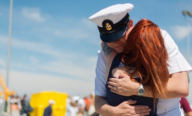 Jak rozmieścić 3 obrazy na ścianie?