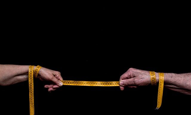 W jakiej odległości od okna zamontować karnisz?