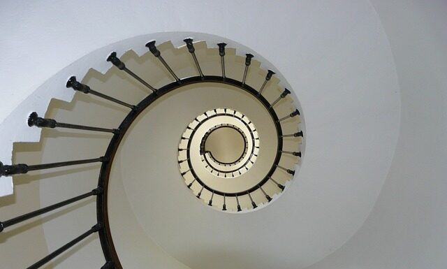 Czy szyna sufitowa na całą ścianę?